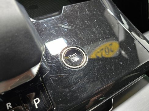 Used 2025 Land Rover Range Rover Sport SE image 18