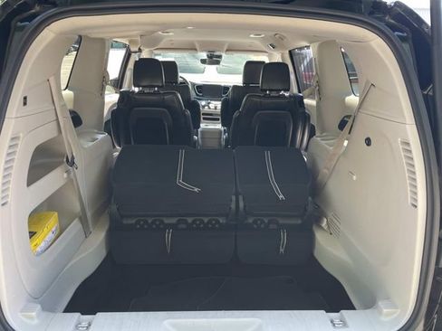 Used 2024 Chrysler Pacifica Touring-L FWD image 8