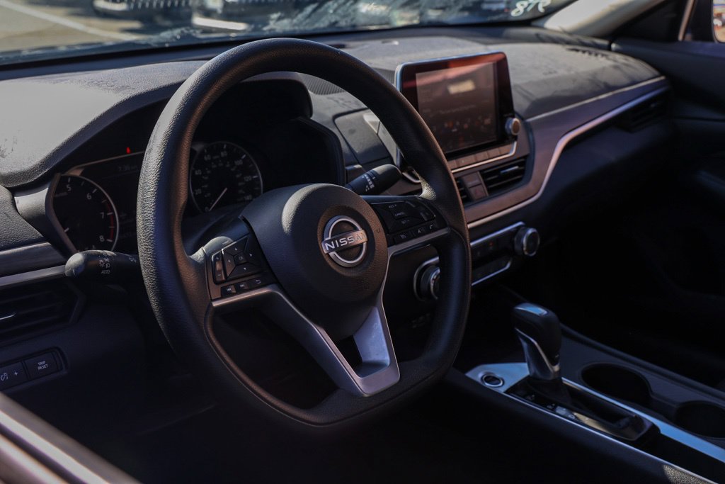 Used 2025 Nissan Altima 2.5 SV FWD image 15