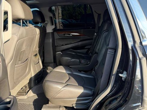 Used 2019 Cadillac Escalade Luxury AWD/4WD image 19