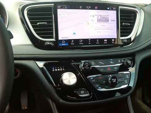 Used 2025 Chrysler Pacifica Limited FWD image 21