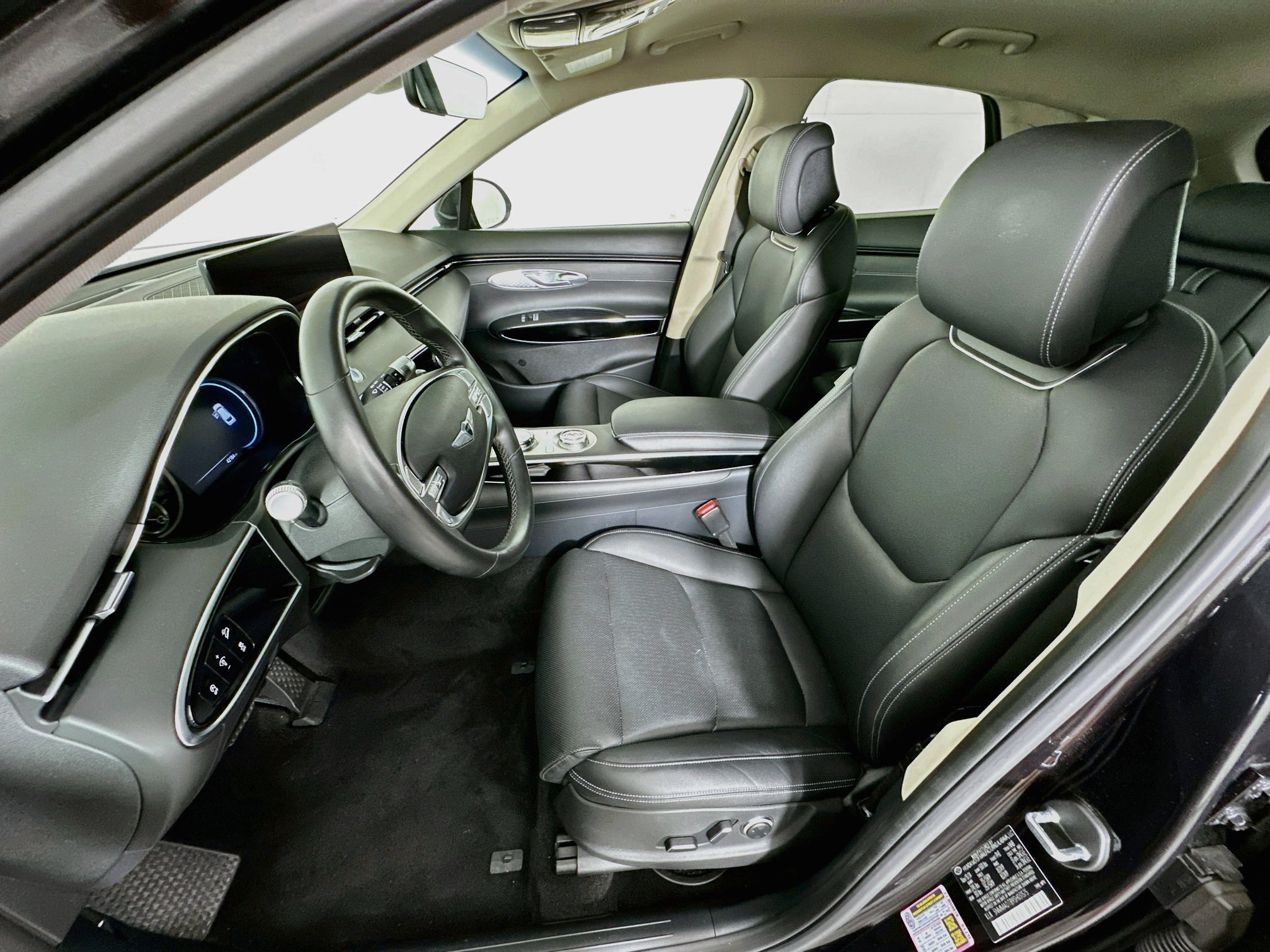 Used 2025 Genesis GV70 2.5T AWD/4WD image 13