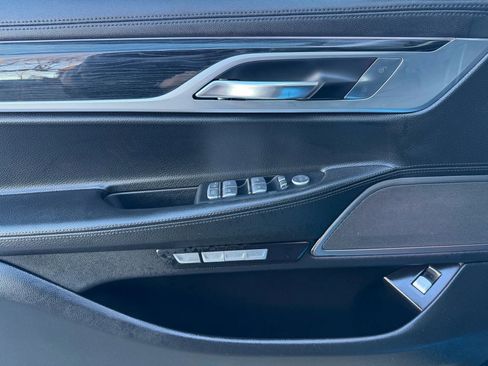 Used 2018 BMW 740i xDrive image 9