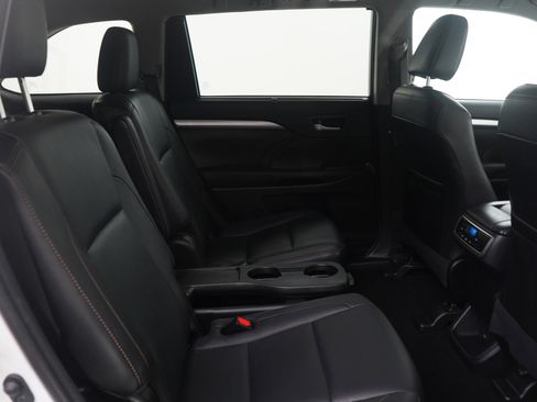 Used 2017 Toyota Highlander XLE image 12