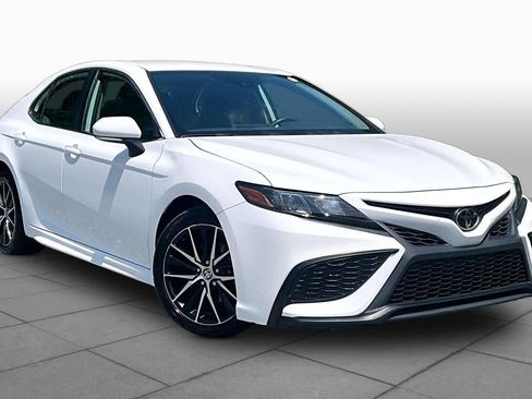 Used 2024 Toyota Camry SE FWD image 3