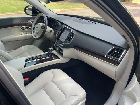 Used 2019 Volvo XC90 T5 Momentum w/ Protection Package Premier image 14