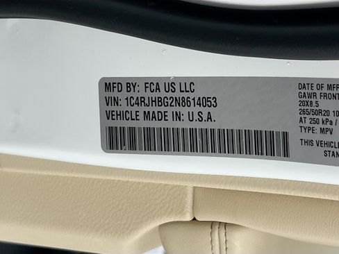 Used 2022 Jeep Grand Cherokee Limited w/ Luxury Tech Group II image 33