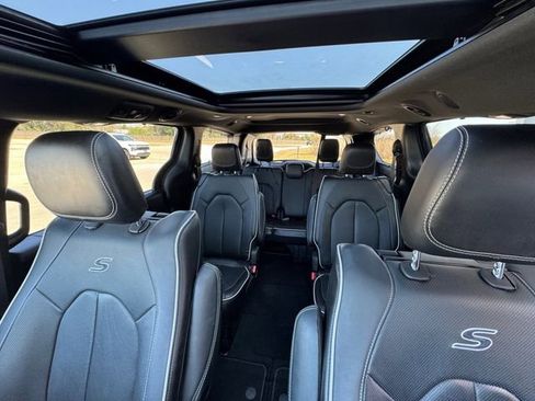 Used 2023 Chrysler Pacifica Limited w/ Uconnect Theater Family Group image 32