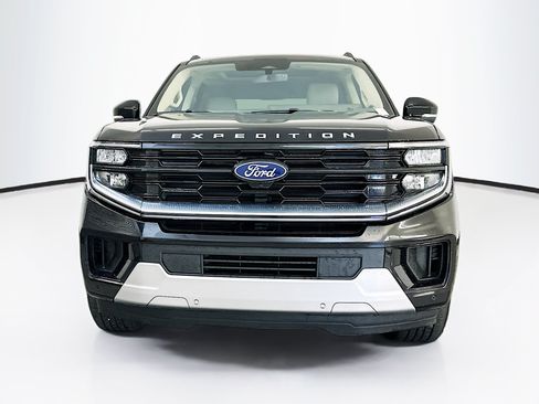 Used 2025 Ford Expedition Platinum AWD/4WD image 2