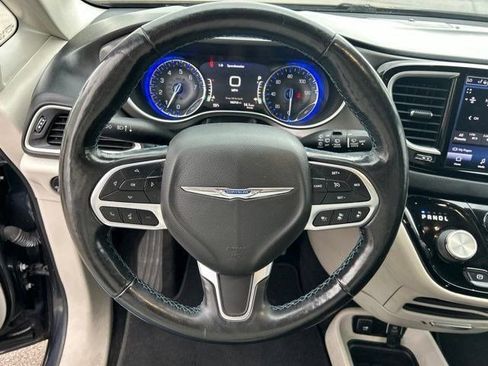 Used 2021 Chrysler Pacifica Touring-L FWD image 14