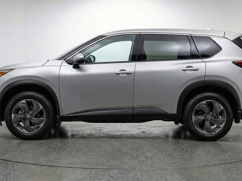 Used 2025 Nissan Rogue SV image 4