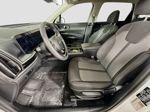 Used 2025 Kia Sorento LX FWD image 19