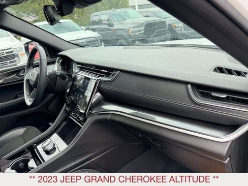Used 2023 Jeep Grand Cherokee Altitude image 9