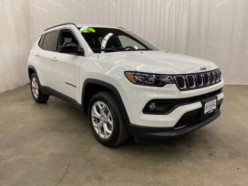 Used 2024 Jeep Compass Latitude AWD/4WD image 8