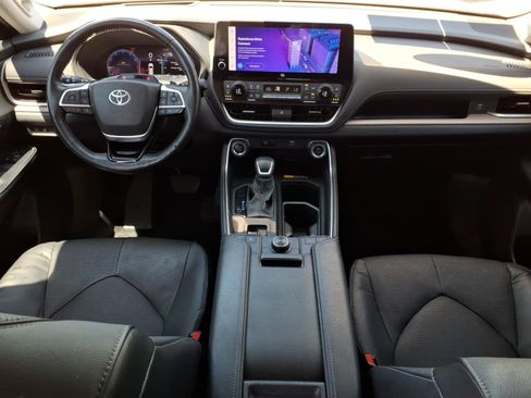 Used 2024 Toyota Grand Highlander AWD image 18