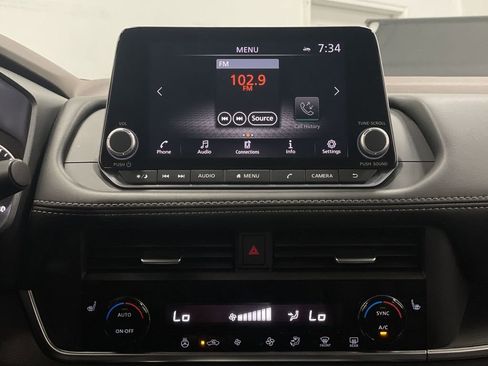 Used 2023 Nissan Rogue SV w/ SV Premium B Package image 9