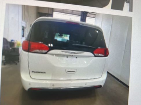 Used 2018 Chrysler Pacifica Touring-L Plus w/ Tire & Wheel Group FWD image 16