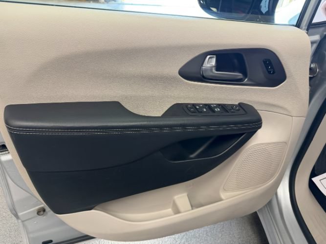Used 2024 Chrysler Pacifica Touring-L FWD image 11