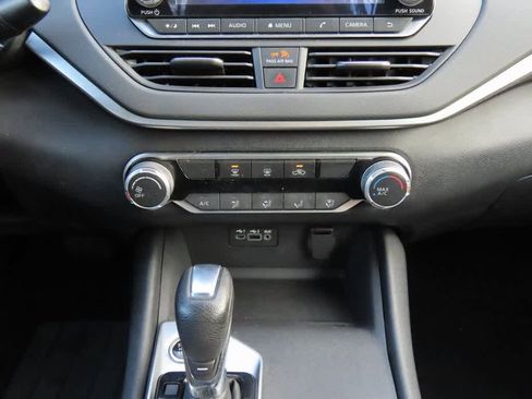 Used 2022 Nissan Altima 2.5 SV image 19