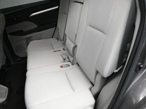 Used 2019 Toyota Highlander LE image 21