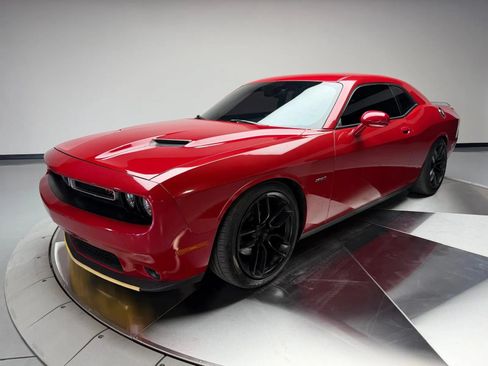 Used 2016 Dodge Challenger R/T RWD image 2