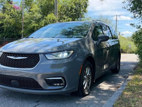 Used 2021 Chrysler Pacifica Touring FWD image 9