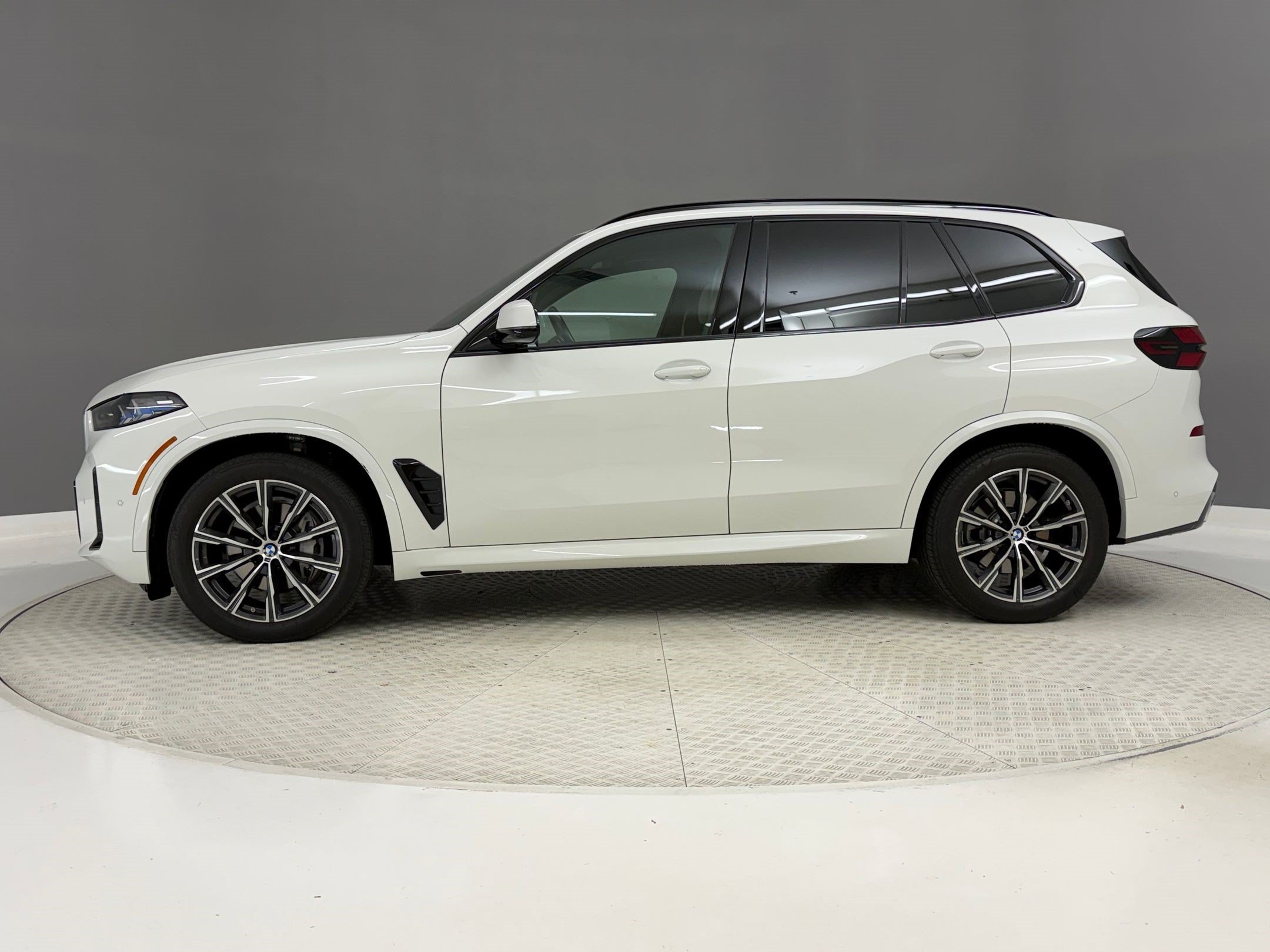 Certified 2024 BMW X5 xDrive40i w/ Executive Package AWD/4WD image 2