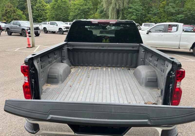 Used 2023 Chevrolet Silverado 1500 LT AWD/4WD image 5