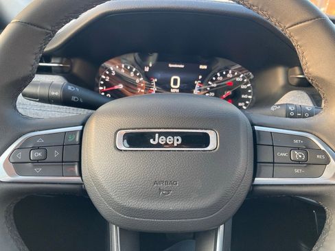 Used 2025 Jeep Compass Latitude image 18