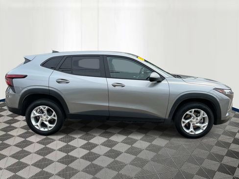 Used 2024 Chevrolet Trax LS w/ LS Convenience Package FWD image 6