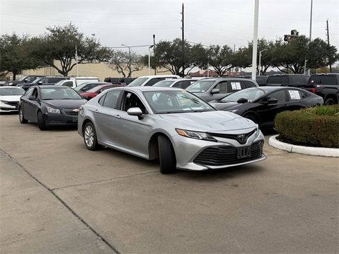 Used 2020 Toyota Camry LE image 3