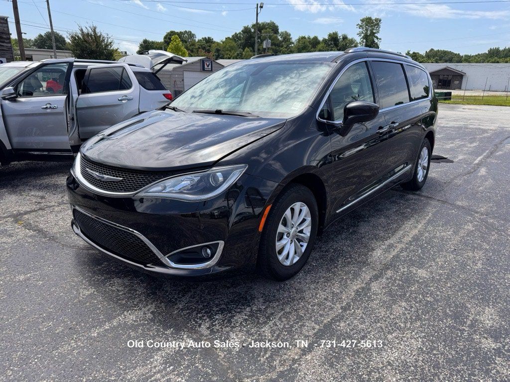 Used 2019 Chrysler Pacifica Touring-L FWD image 2