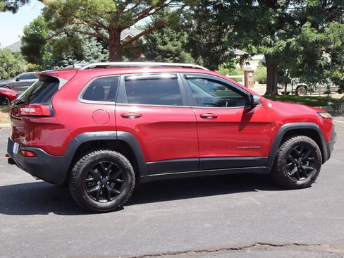 Used 2017 Jeep Cherokee Trailhawk AWD/4WD image 4
