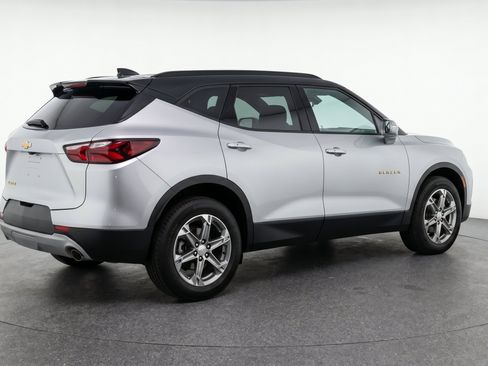 Used 2025 Chevrolet Blazer LT FWD image 9