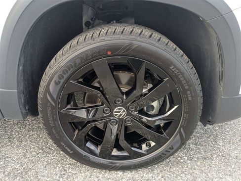 Used 2024 Volkswagen Taos SE image 11