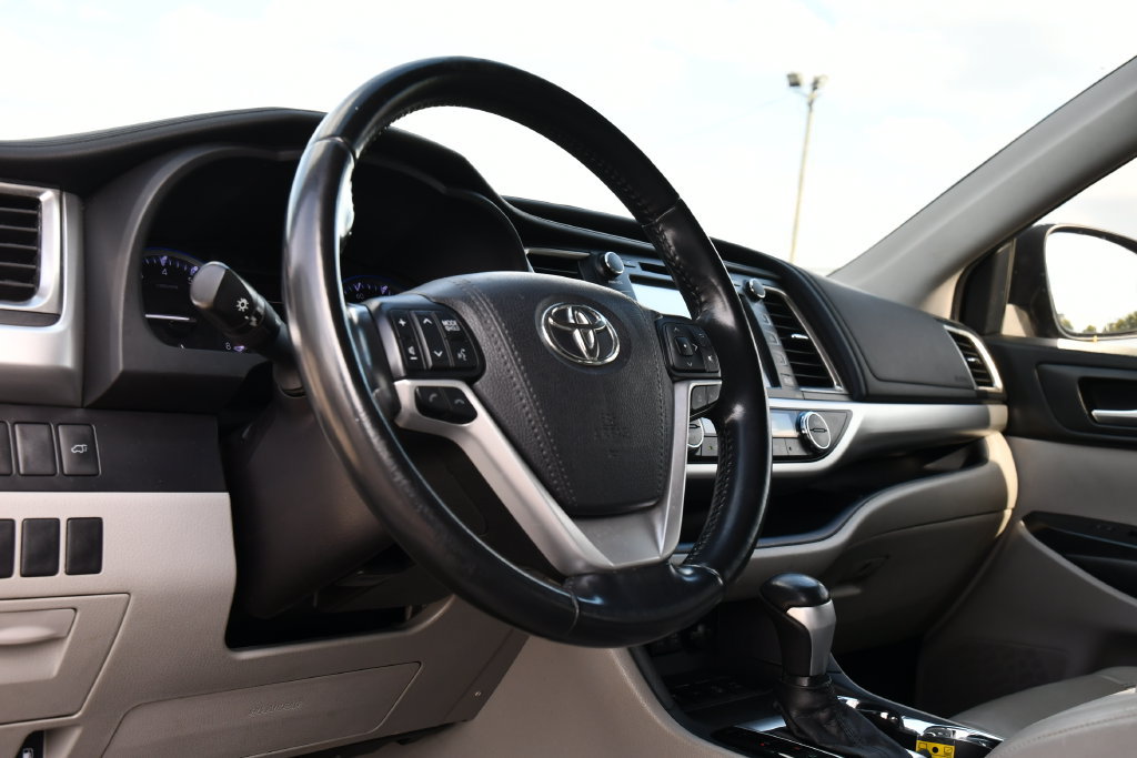Used 2018 Toyota Highlander XLE AWD/4WD image 12