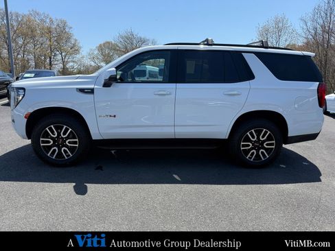 Used 2023 GMC Yukon AT4 w/ Technology Package AWD/4WD image 5