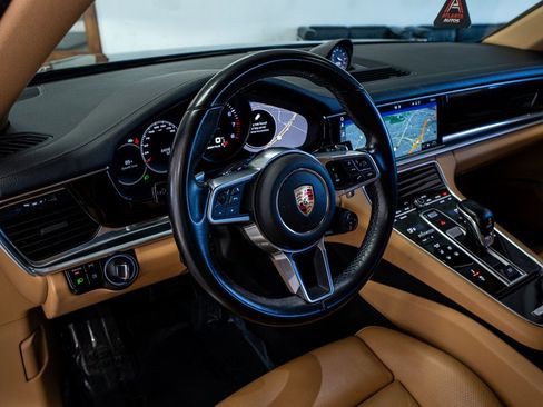 Used 2019 Porsche Panamera image 36