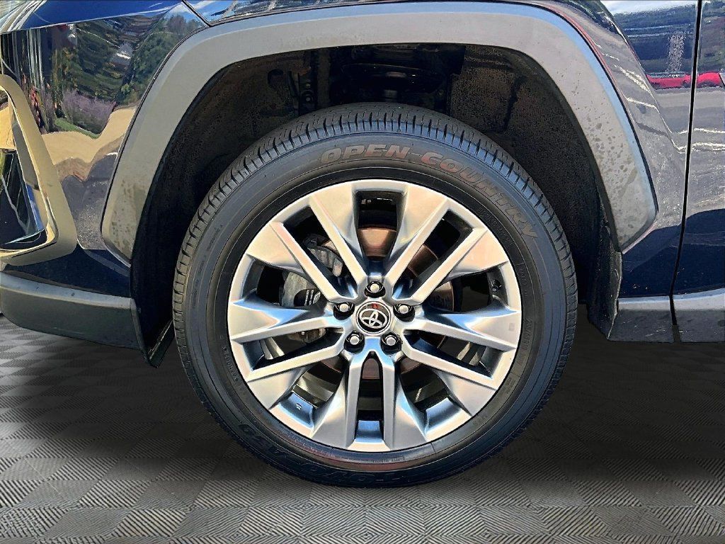 Used 2022 Toyota RAV4 XLE Premium AWD/4WD image 29
