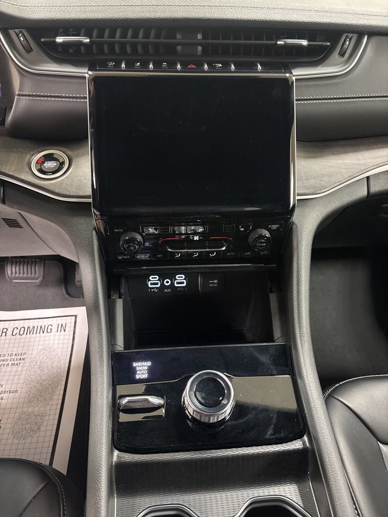Used 2024 Jeep Grand Cherokee Limited AWD/4WD image 11