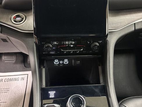 Used 2024 Jeep Grand Cherokee Limited AWD/4WD image 11