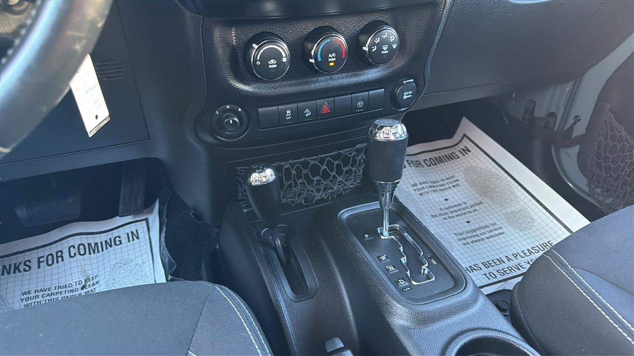 Used 2015 Jeep Wrangler Unlimited Rubicon AWD/4WD image 22