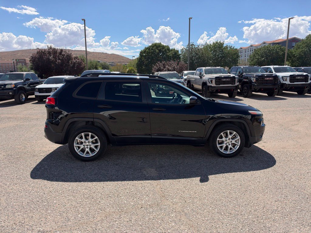 Used 2017 Jeep Cherokee Sport FWD image 4