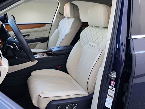 Used 2021 Bentley Bentayga image 14