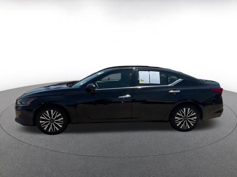 Used 2025 Nissan Altima 2.5 SV FWD image 8