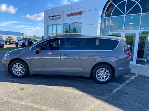 Used 2025 Chrysler Pacifica Select FWD image 2