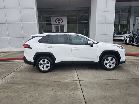 Used 2021 Toyota RAV4 XLE w/ Convenience Package image 3