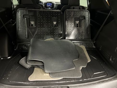 Used 2023 Chevrolet Traverse LT image 12