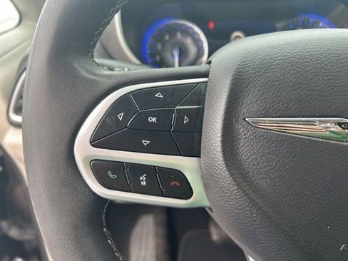 Used 2023 Chrysler Pacifica Touring-L FWD image 16