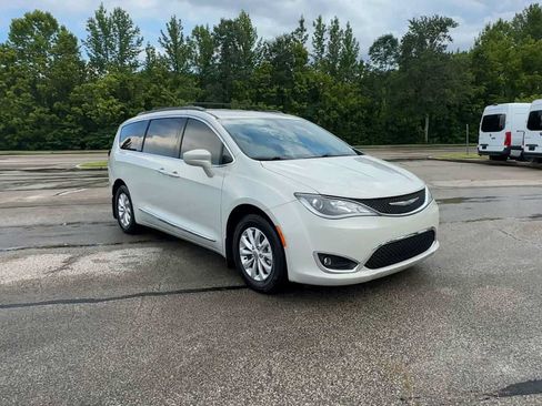 Used 2017 Chrysler Pacifica Touring-L FWD image 2